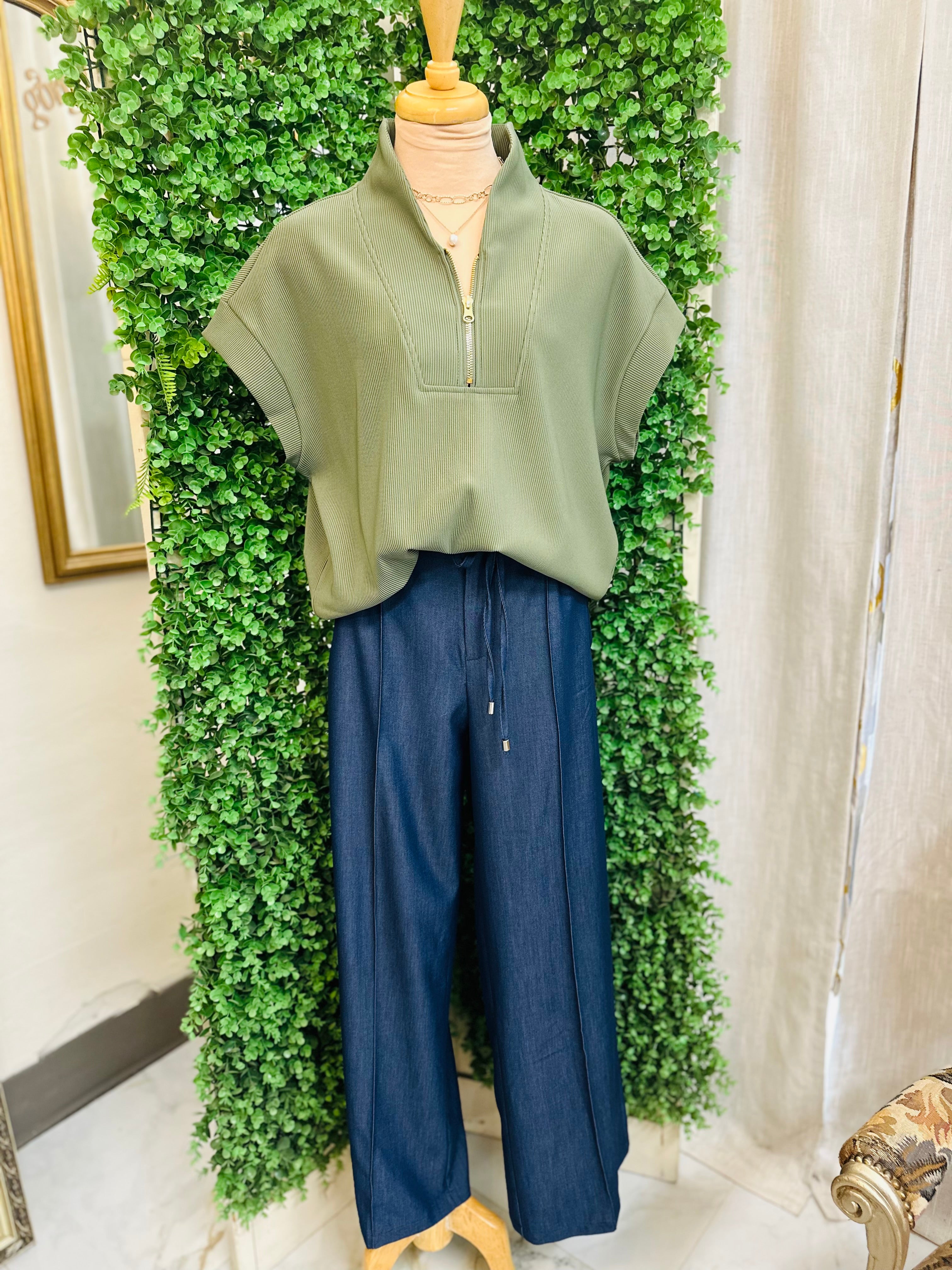 Shelly Zip Top