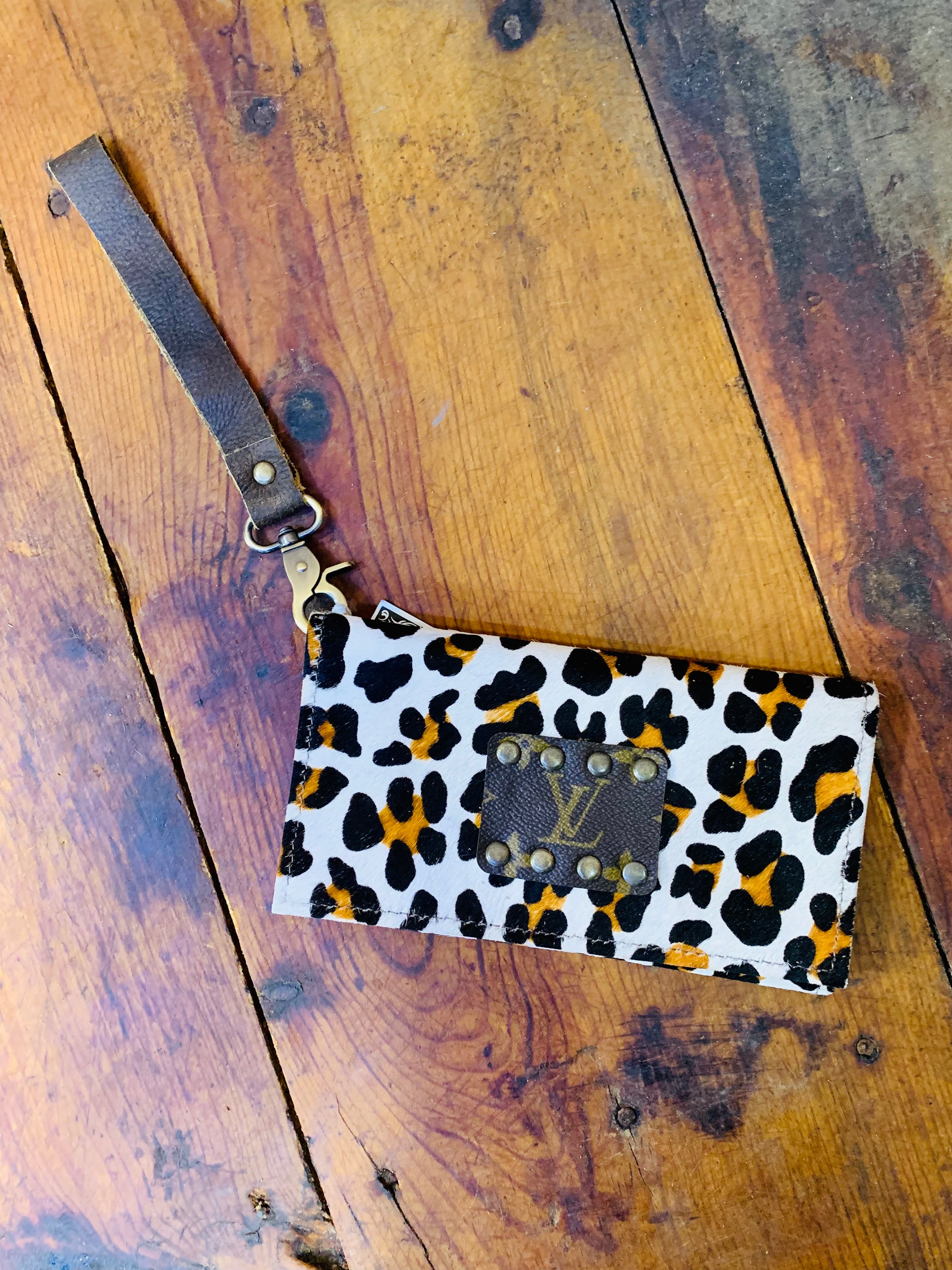 Trifold Wristlet White Leopard